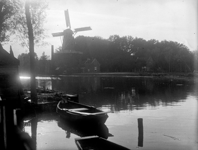 400232 Gezicht over de Vecht te Loenen (gemeente Loenen aan de Vecht), met op de achtergrond de molen De Hoop ...